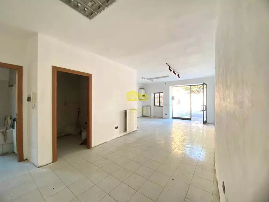 Immagine 8 di Negozio in vendita  in via cavour a Grezzago