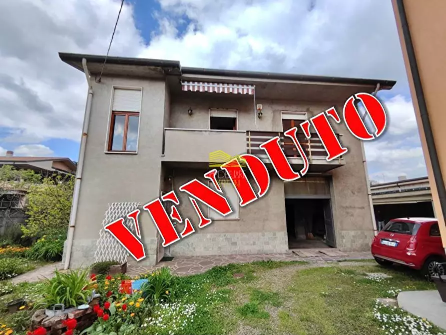 Immagine 1 di Villa in vendita  in via enrico toti a Agrate Brianza