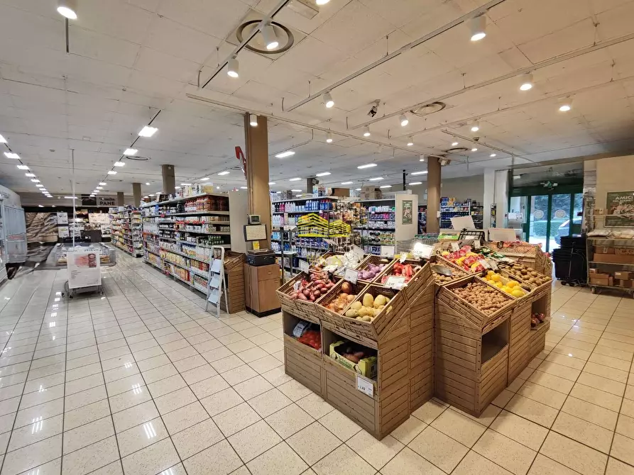 Immagine 4 di Negozio in vendita  in PIAZZA NAZIONALE a Grezzago