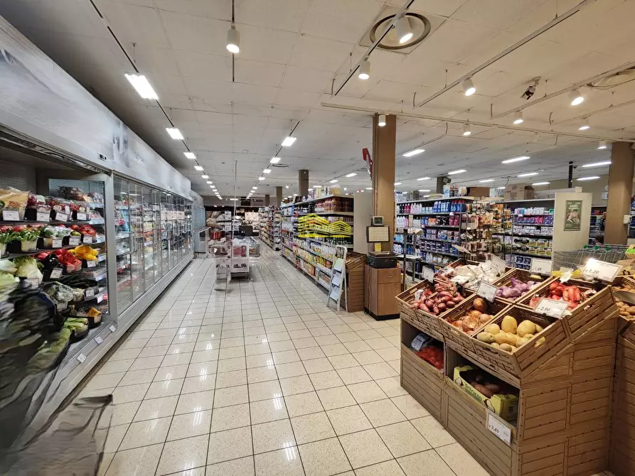 Immagine 5 di Negozio in vendita  in PIAZZA NAZIONALE a Grezzago