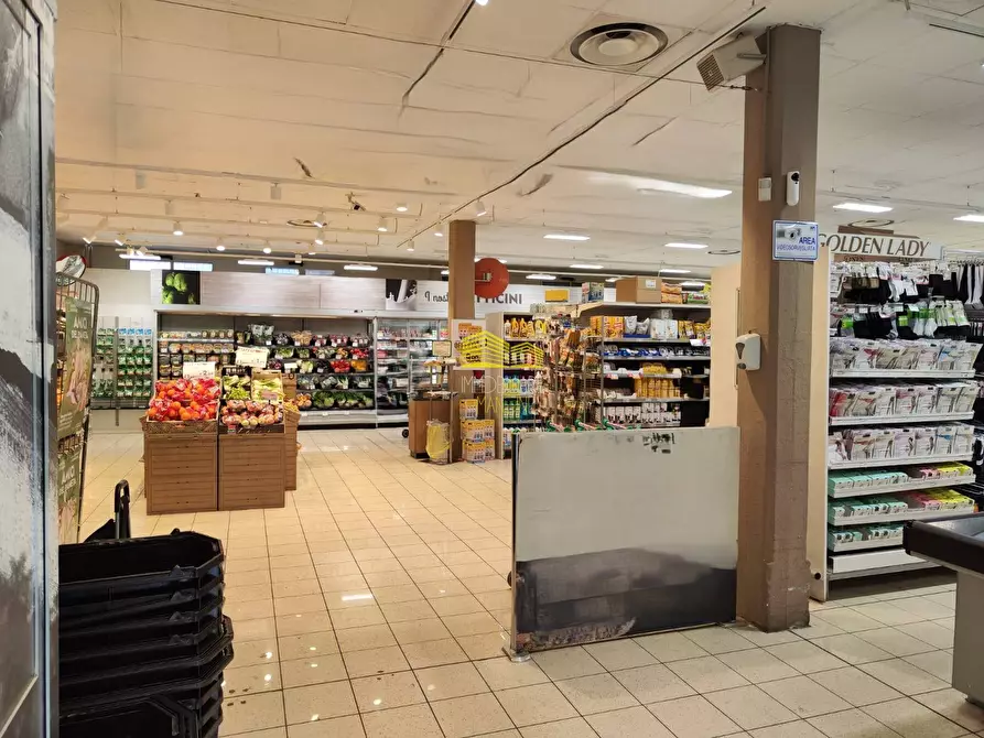 Immagine 9 di Negozio in vendita  in PIAZZA NAZIONALE a Grezzago