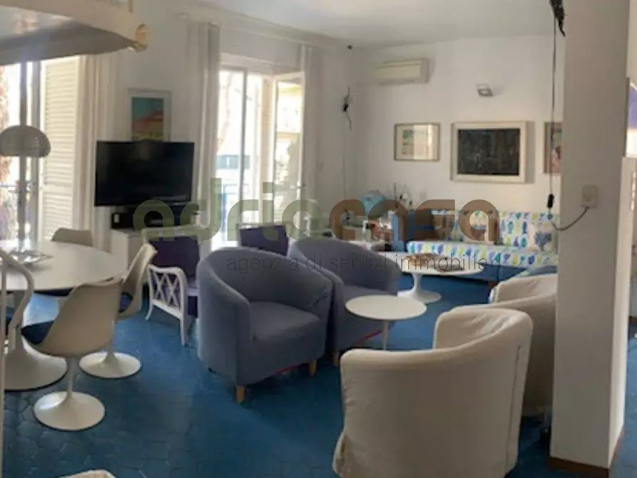 Immagine 1 di Villa in vendita  in Via d'Annunzio a Riccione