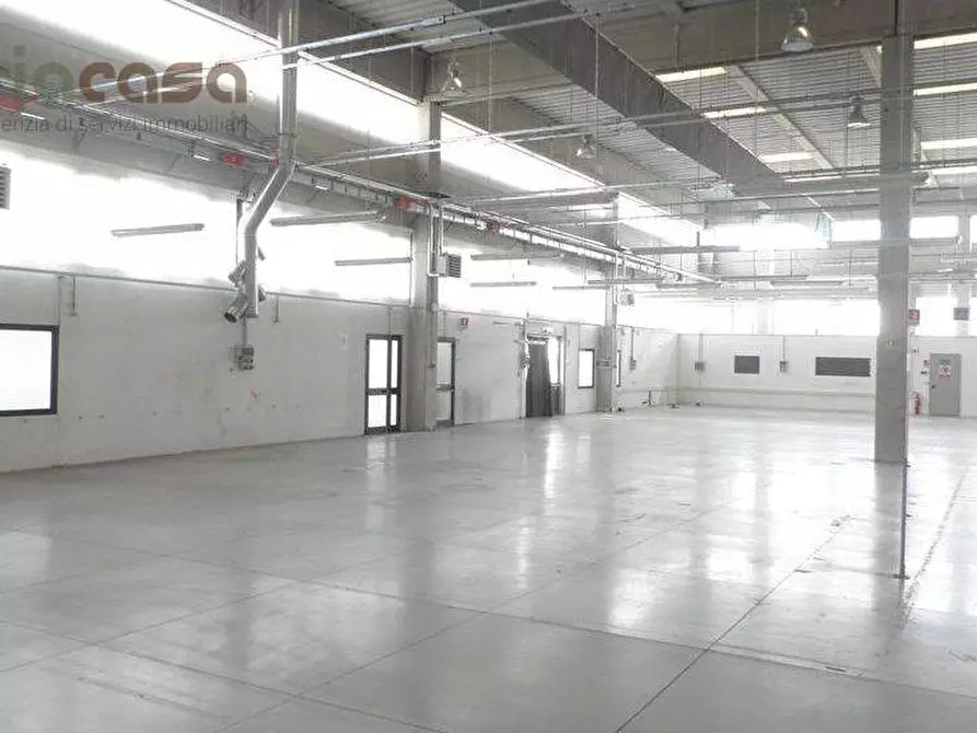 Immagine 1 di Capannone industriale in affitto  in Viale Gradara a Riccione