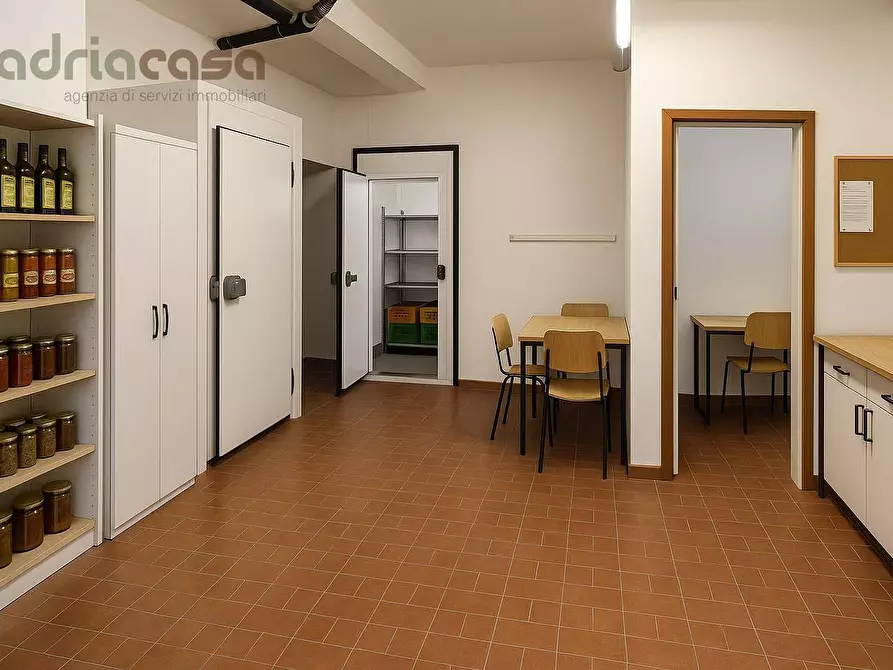 Immagine 6 di Locale commerciale in vendita  in via petrarca a Riccione