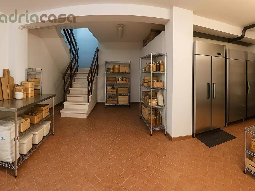 Immagine 4 di Locale commerciale in vendita  in via petrarca a Riccione