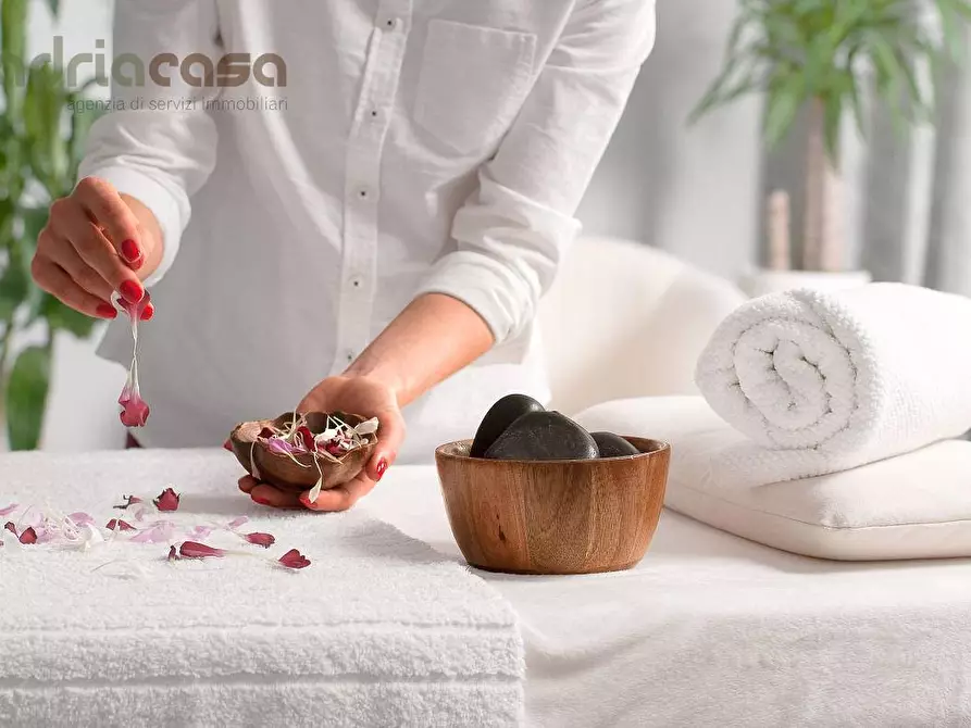 Immagine 1 di Attività commerciale in vendita  in Viale Ortona a Riccione