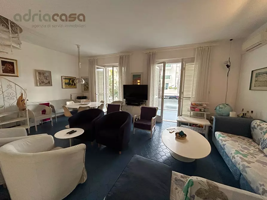 Immagine 1 di Villa in vendita  in Via d'Annunzio a Riccione