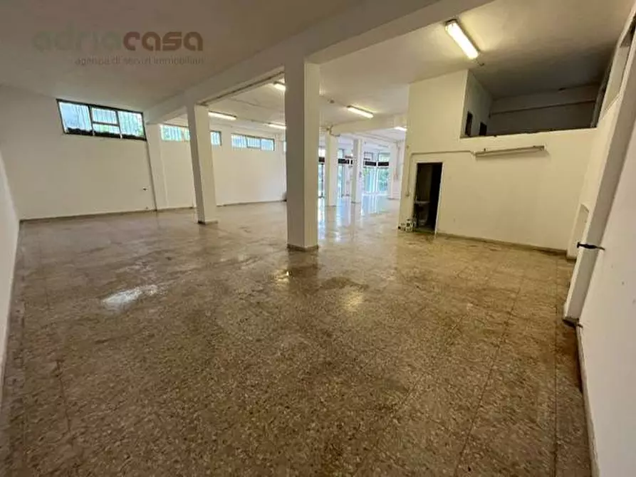 Immagine 2 di Locale commerciale in affitto  in Viale Bologna a Riccione