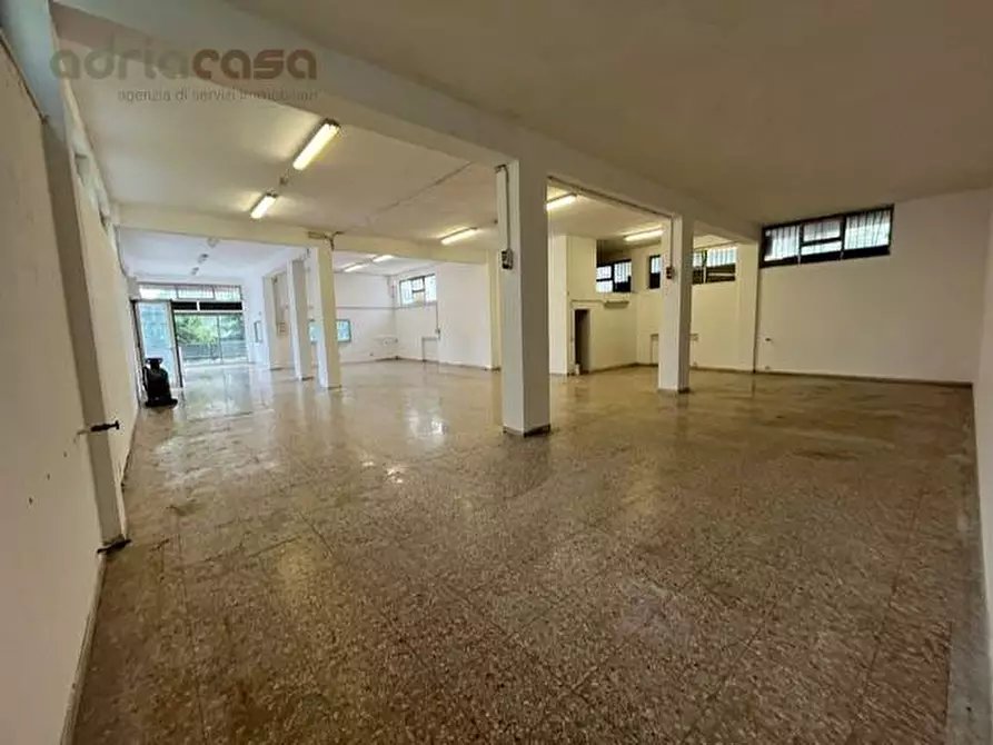 Immagine 1 di Locale commerciale in affitto  in Viale Bologna a Riccione