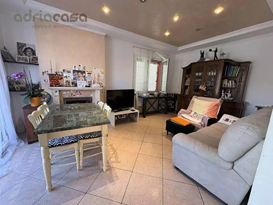 Immagine 1 di Villa in vendita  in Viale Malta a Riccione