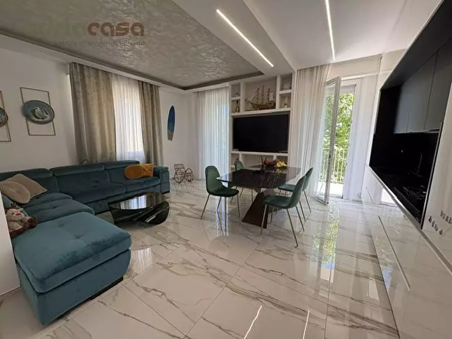Immagine 1 di Appartamento in vendita  in Viale Regina Elena a Rimini