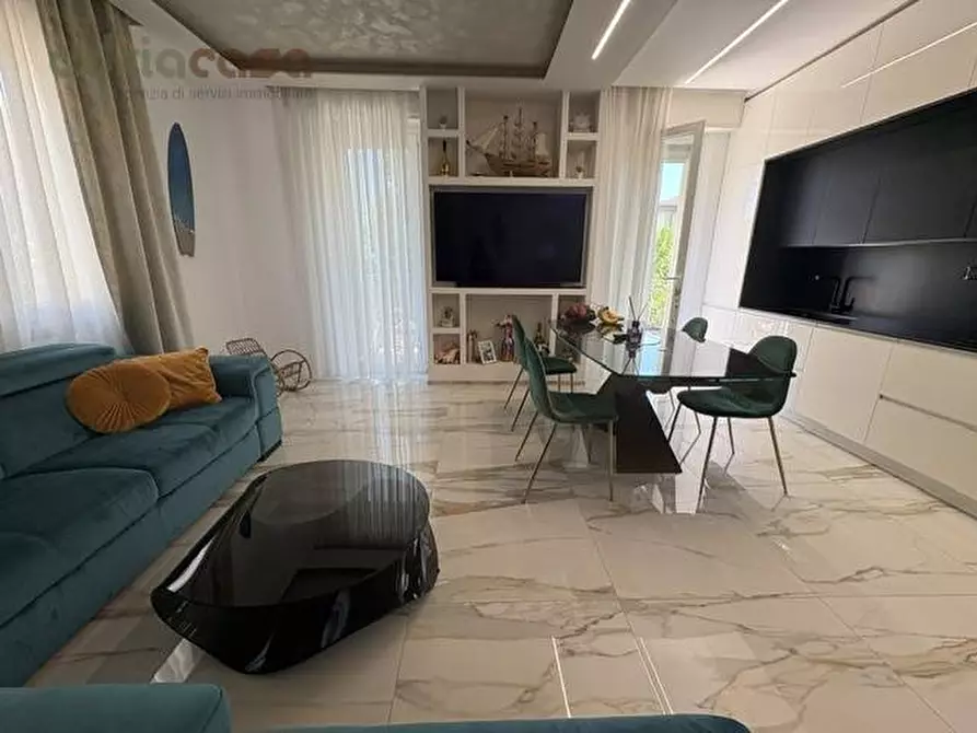 Immagine 3 di Appartamento in vendita  in Viale Regina Elena a Rimini