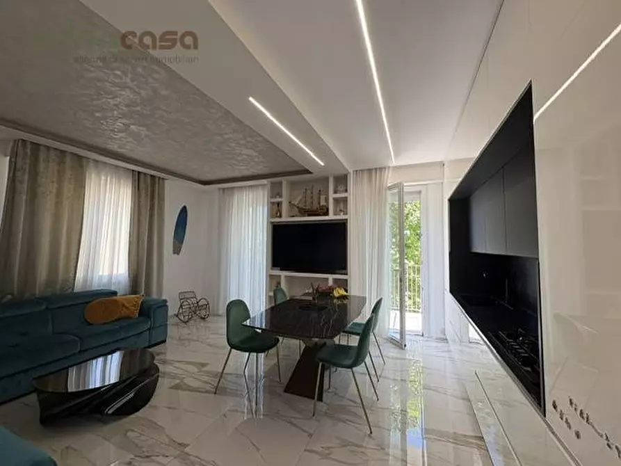 Immagine 4 di Appartamento in vendita  in Viale Regina Elena a Rimini