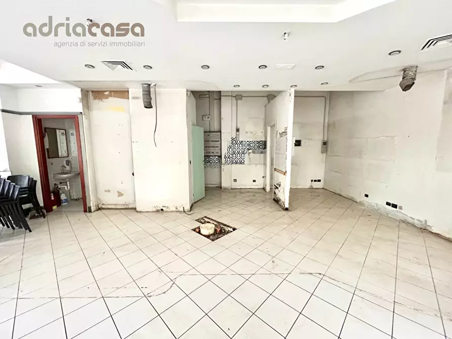 Immagine 2 di Locale commerciale in affitto  in Via Adriatica a Riccione