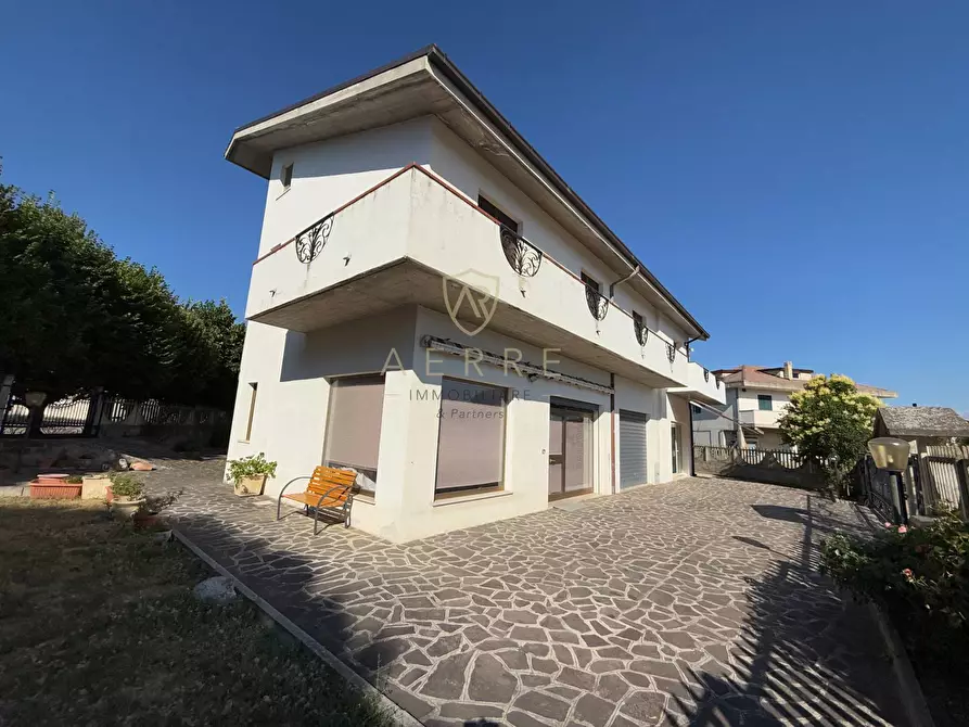Immagine 3 di Villa in vendita  in Via Roma 3/A a Brittoli
