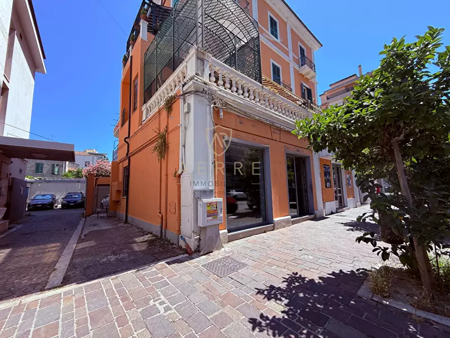 Immagine 1 di Locale commerciale in vendita  in Via Nicola Fabrizi 130/132 a Pescara