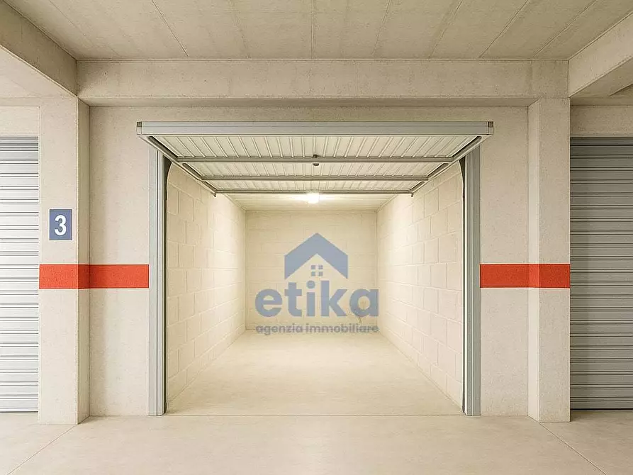 Immagine 1 di Box auto in vendita  a Treviso