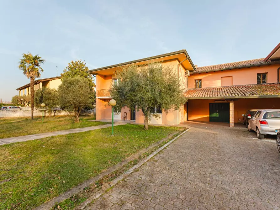 Immagine 1 di Casa semindipendente in vendita  in Via A. Boito 3 a Paese