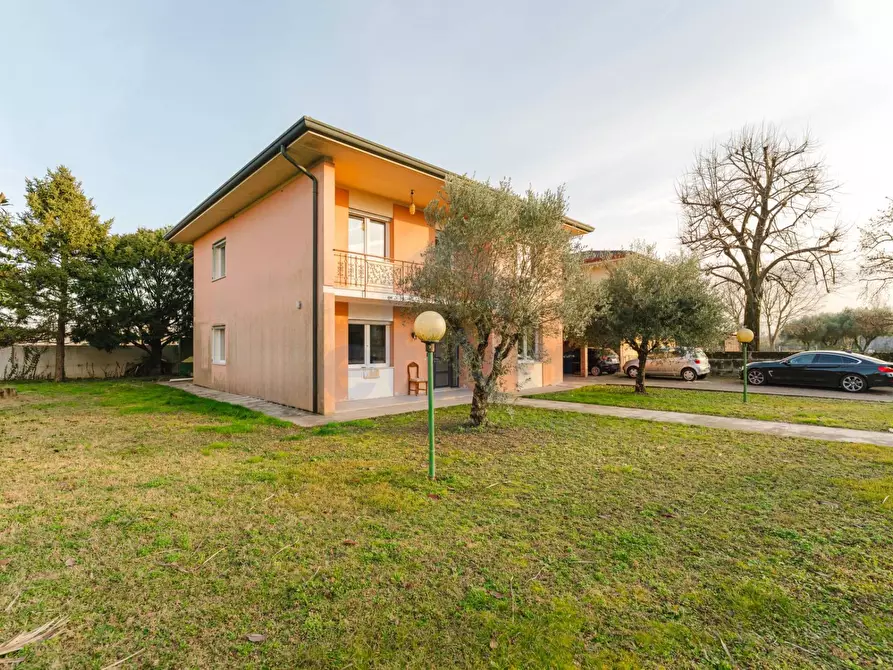 Immagine 2 di Casa semindipendente in vendita  in Via A. Boito 3 a Paese