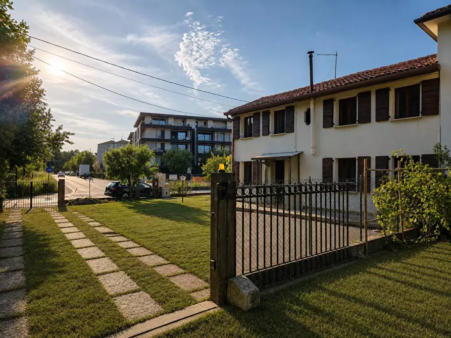 Immagine 1 di Casa semindipendente in vendita  in Via Ghirada a Treviso