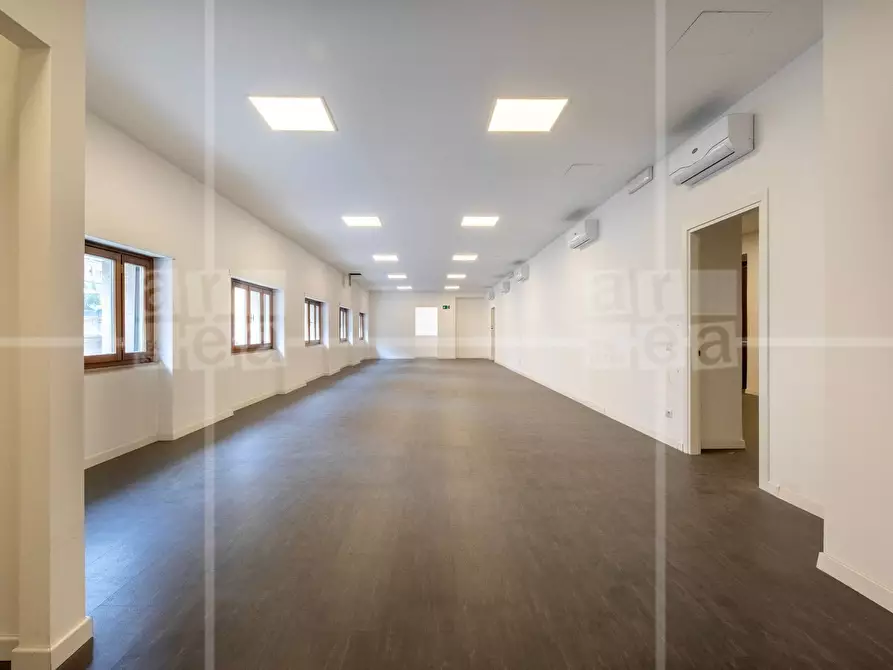 Immagine 5 di Locale commerciale in affitto  in Via Tomacelli a Roma