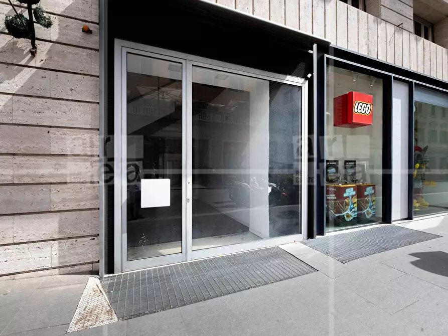 Immagine 19 di Locale commerciale in affitto  in Via Tomacelli a Roma