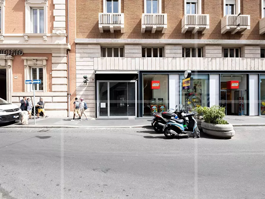 Immagine 21 di Locale commerciale in affitto  in Via Tomacelli a Roma