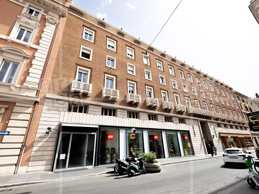 Immagine 22 di Locale commerciale in affitto  in Via Tomacelli a Roma