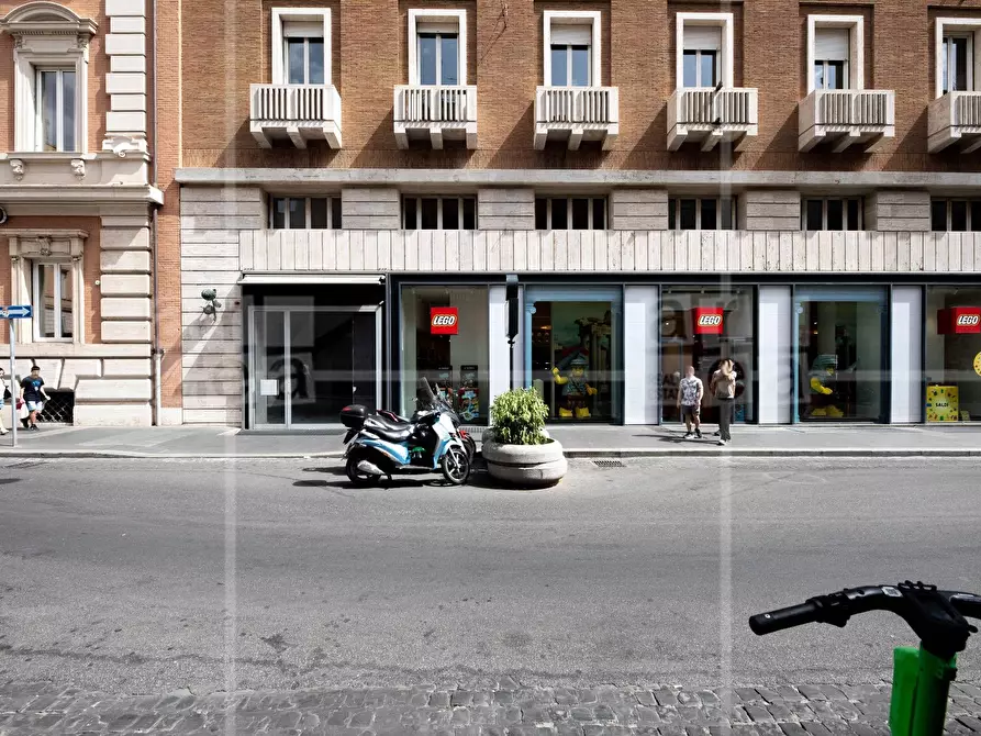 Immagine 23 di Locale commerciale in affitto  in Via Tomacelli a Roma