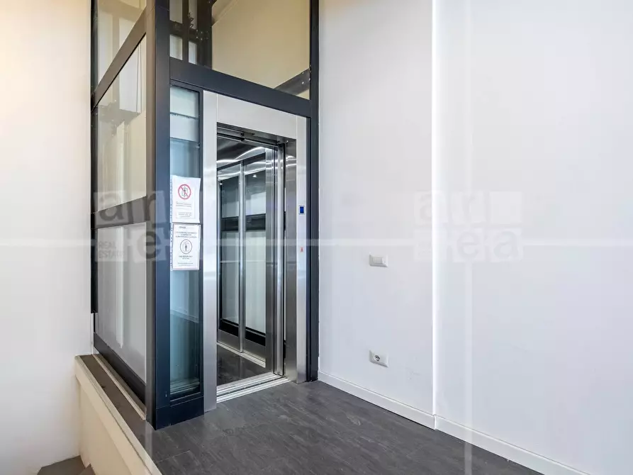 Immagine 7 di Locale commerciale in affitto  in Via Tomacelli a Roma