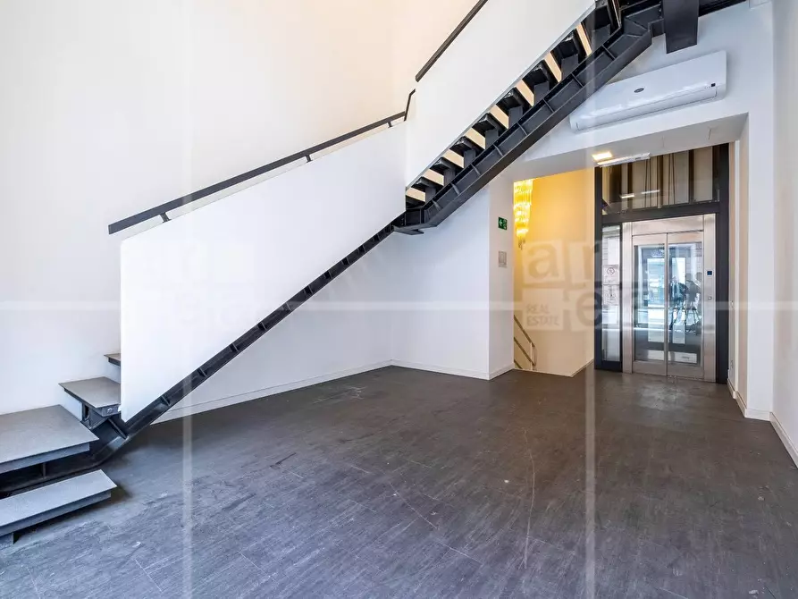 Immagine 11 di Locale commerciale in affitto  in Via Tomacelli a Roma