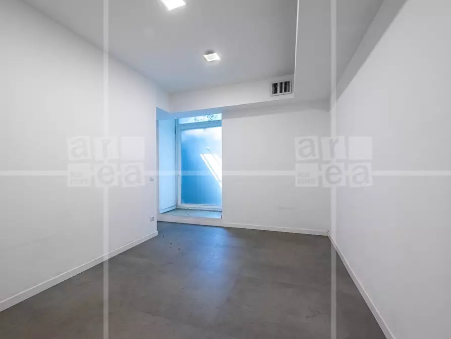 Immagine 2 di Locale commerciale in affitto  in Via Tomacelli a Roma