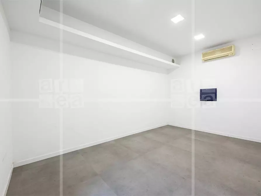 Immagine 3 di Locale commerciale in affitto  in Via Tomacelli a Roma