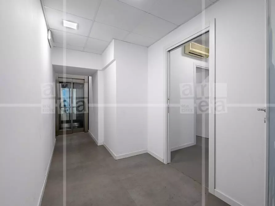 Immagine 12 di Locale commerciale in affitto  in Via Tomacelli a Roma