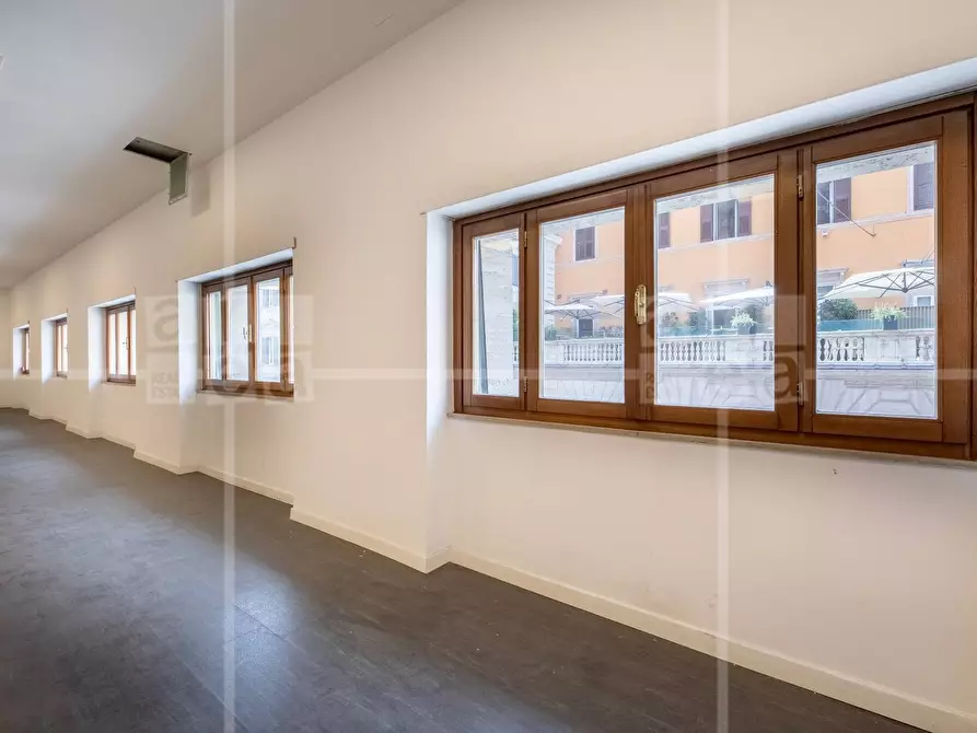 Immagine 4 di Locale commerciale in affitto  in Via Tomacelli a Roma
