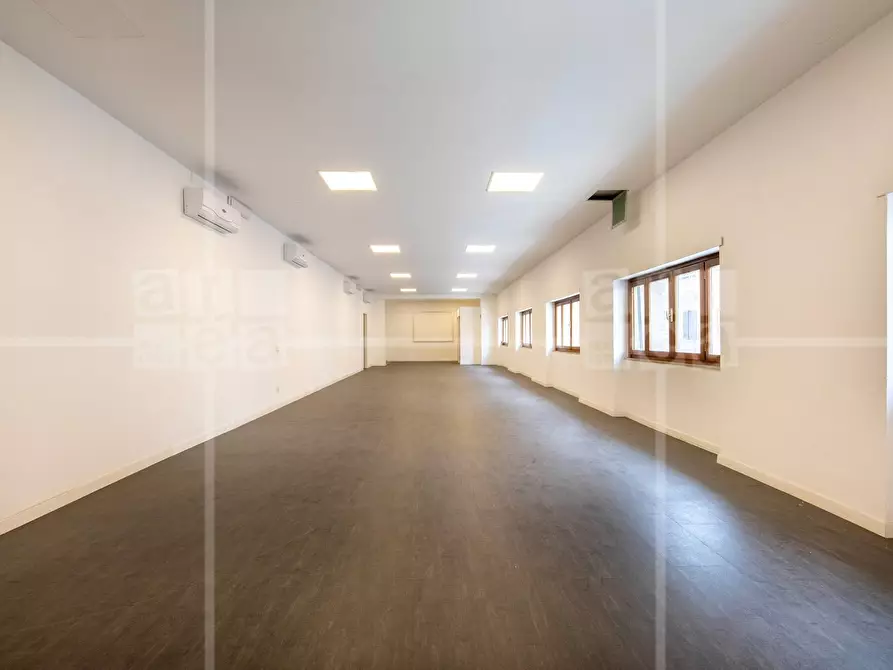 Immagine 6 di Locale commerciale in affitto  in Via Tomacelli a Roma