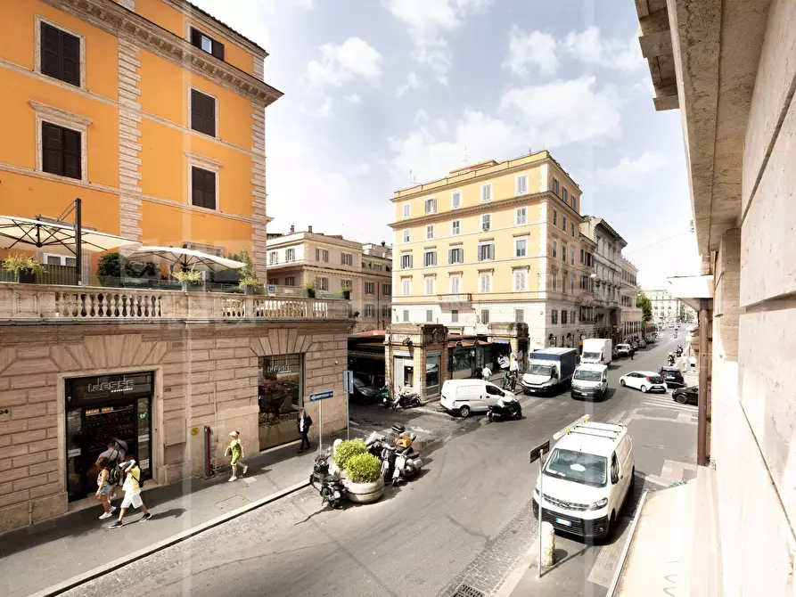Immagine 17 di Locale commerciale in affitto  in Via Tomacelli a Roma