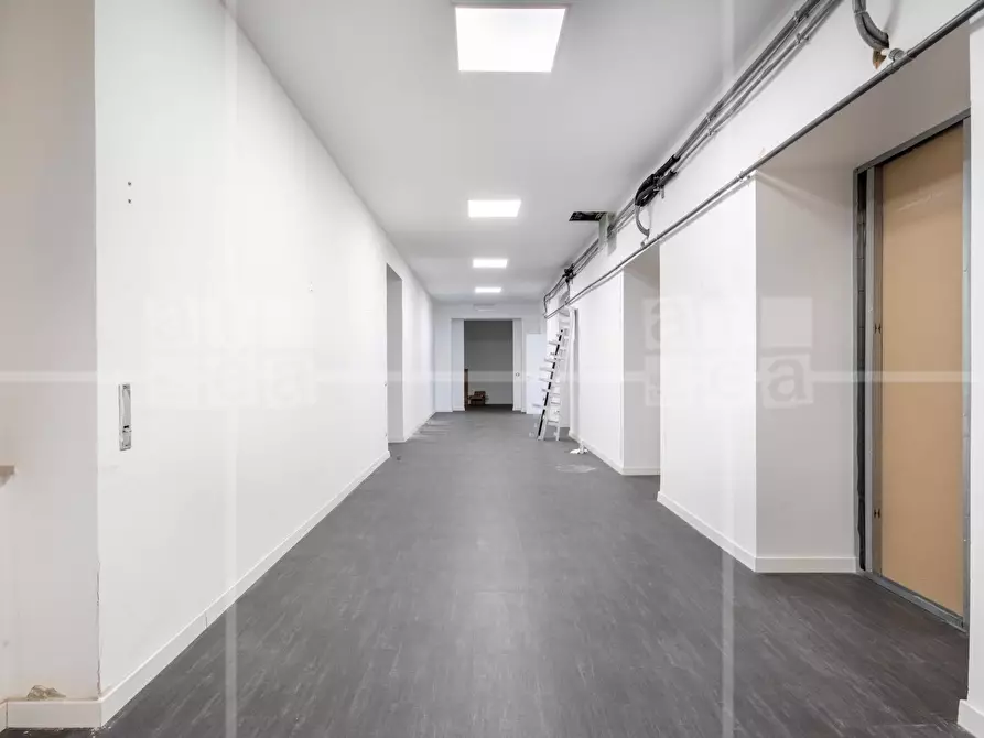 Immagine 14 di Locale commerciale in affitto  in Via Tomacelli a Roma