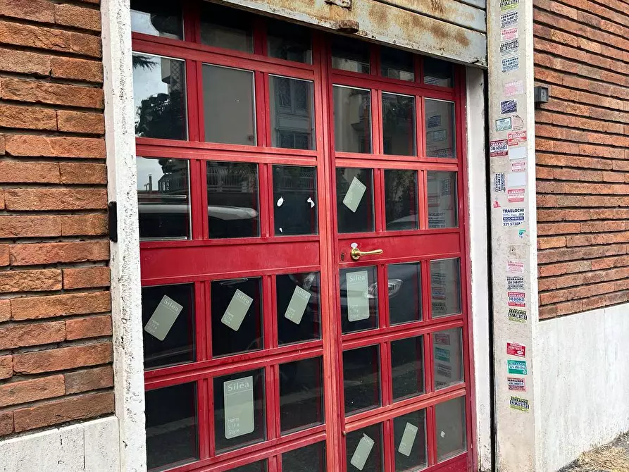 Immagine 21 di Locale commerciale in vendita  in Via Ambrogio Traversari 66A a Roma