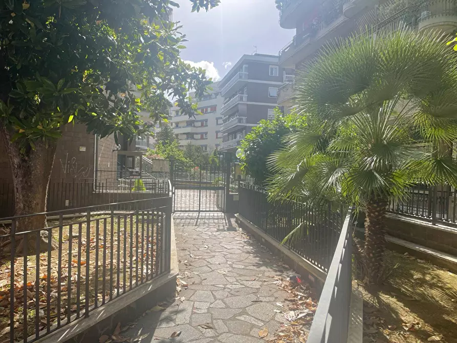 Immagine 15 di Appartamento in vendita  in Via Valsavaranche 2 a Roma