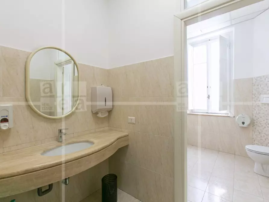 Immagine 18 di Ufficio in affitto  in Via Barberini a Roma