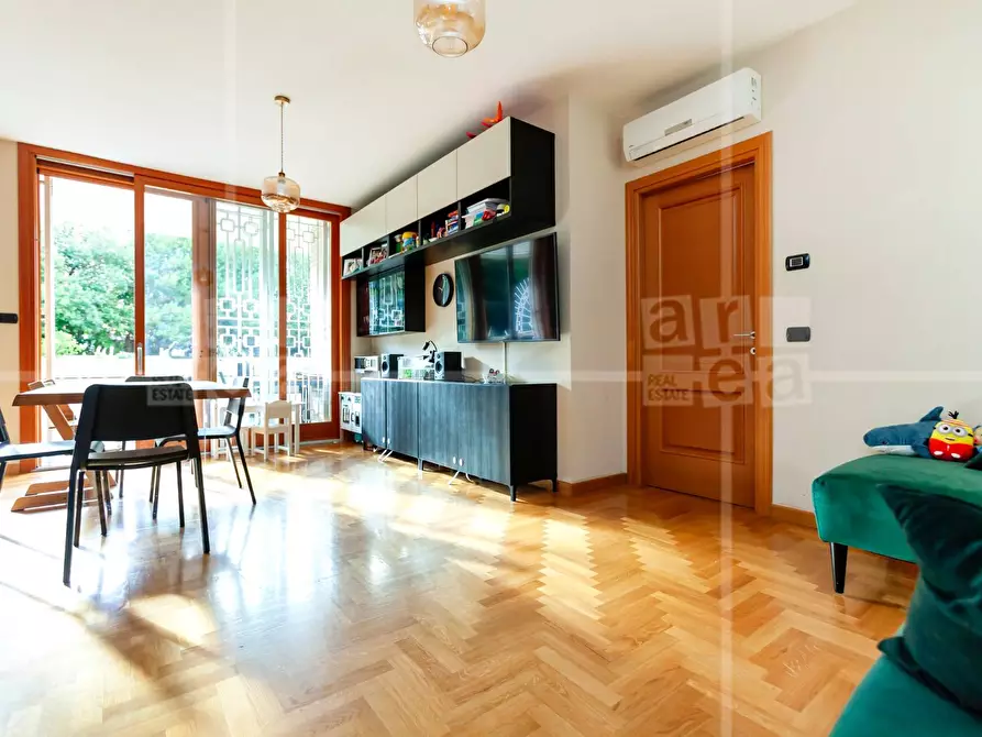 Immagine 2 di Appartamento in vendita  in Via Riva Ligure a Roma