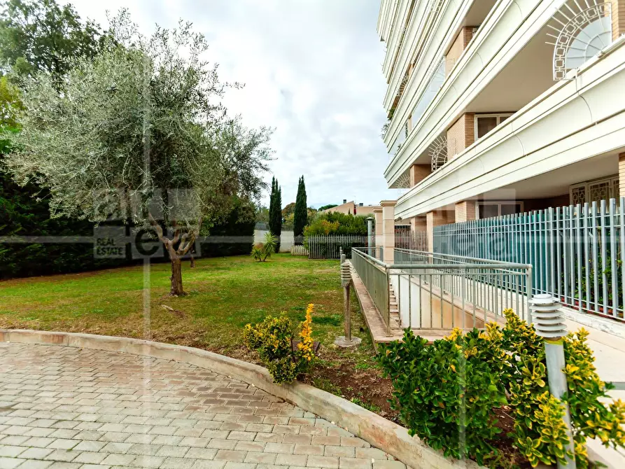 Immagine 24 di Appartamento in vendita  in Via Riva Ligure a Roma