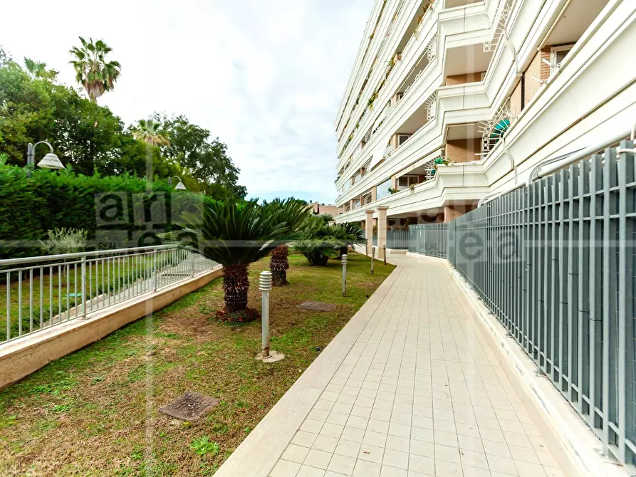 Immagine 25 di Appartamento in vendita  in Via Riva Ligure a Roma