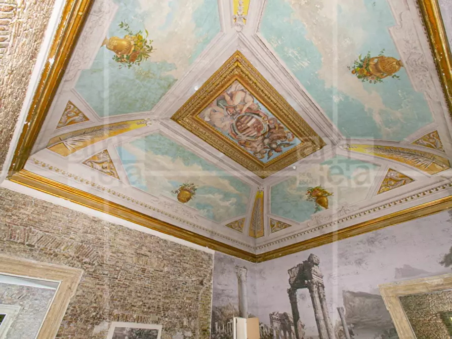 Immagine 3 di Locale commerciale in affitto  in Via Del Seminario a Roma