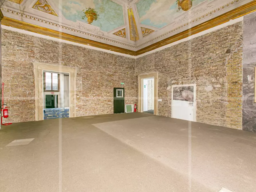 Immagine 2 di Locale commerciale in affitto  in Via Del Seminario a Roma