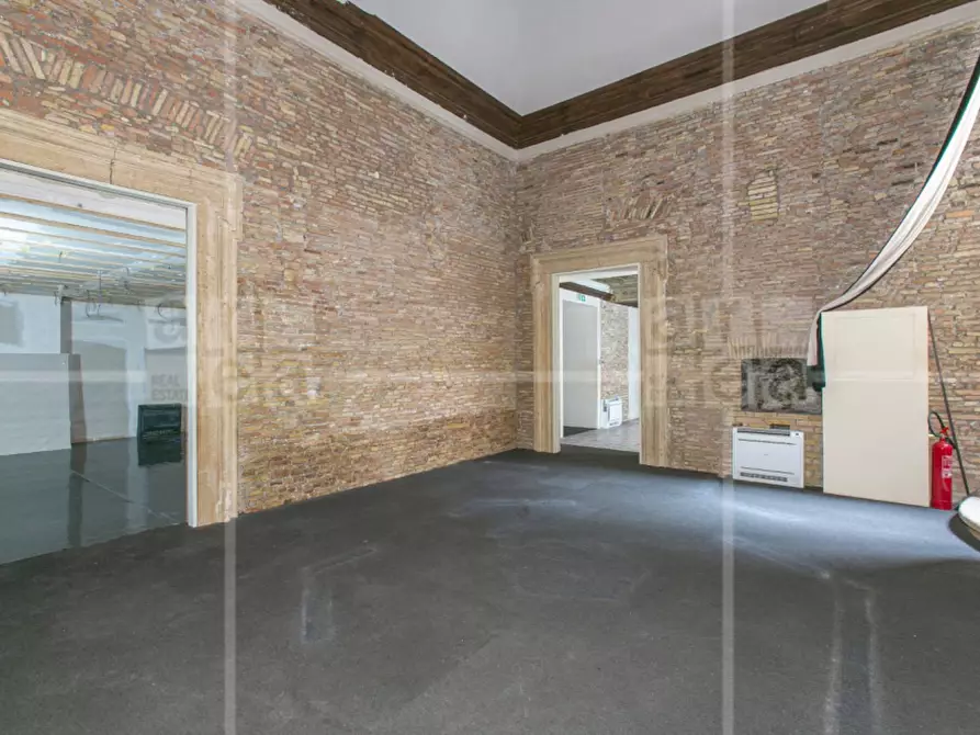 Immagine 8 di Locale commerciale in affitto  in Via Del Seminario a Roma