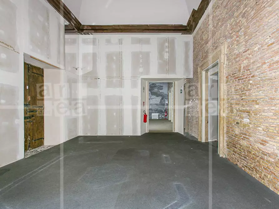 Immagine 9 di Locale commerciale in affitto  in Via Del Seminario a Roma