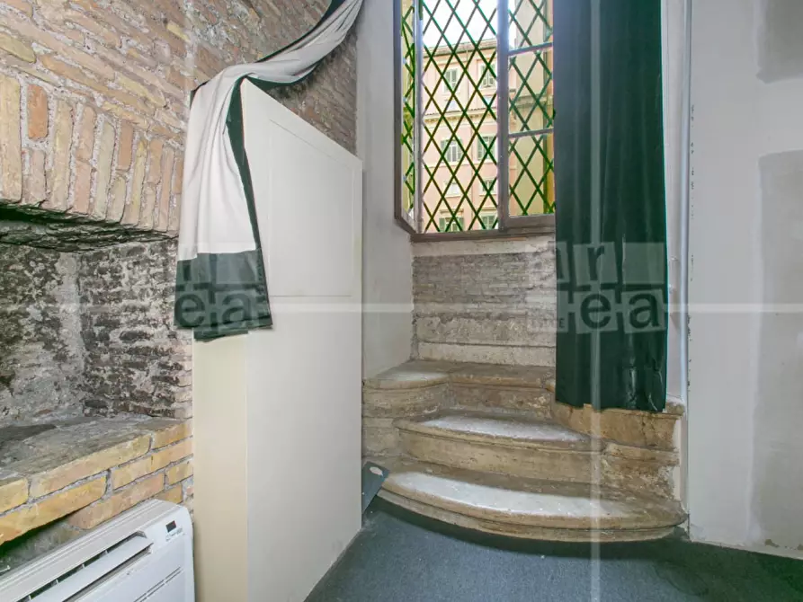 Immagine 10 di Locale commerciale in affitto  in Via Del Seminario a Roma