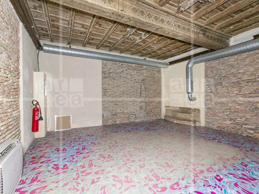 Immagine 11 di Locale commerciale in affitto  in Via Del Seminario a Roma